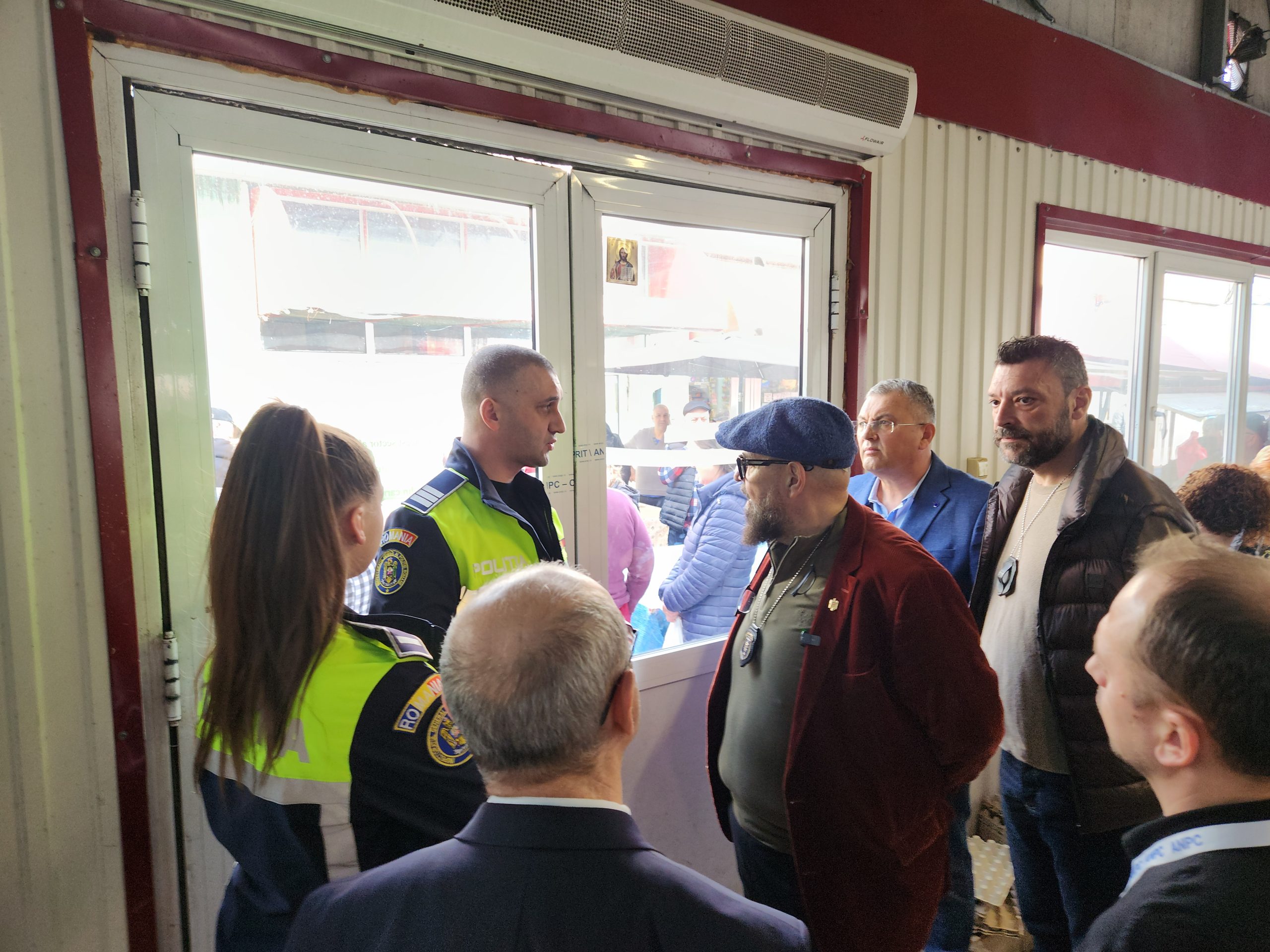 FOTO: Piedone a amendat Ecopiața după ce a găsit vitrine ruginite în sectorul de lactate