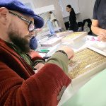 FOTO: Piedone, verifică cu un magnet aurul de la un magazin de lângă Palas Mall