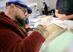 FOTO: Piedone, verifică cu un magnet aurul de la un magazin de lângă Palas Mall