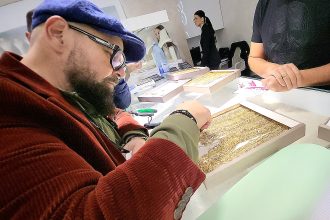 FOTO: Piedone, verifică cu un magnet aurul de la un magazin de lângă Palas Mall