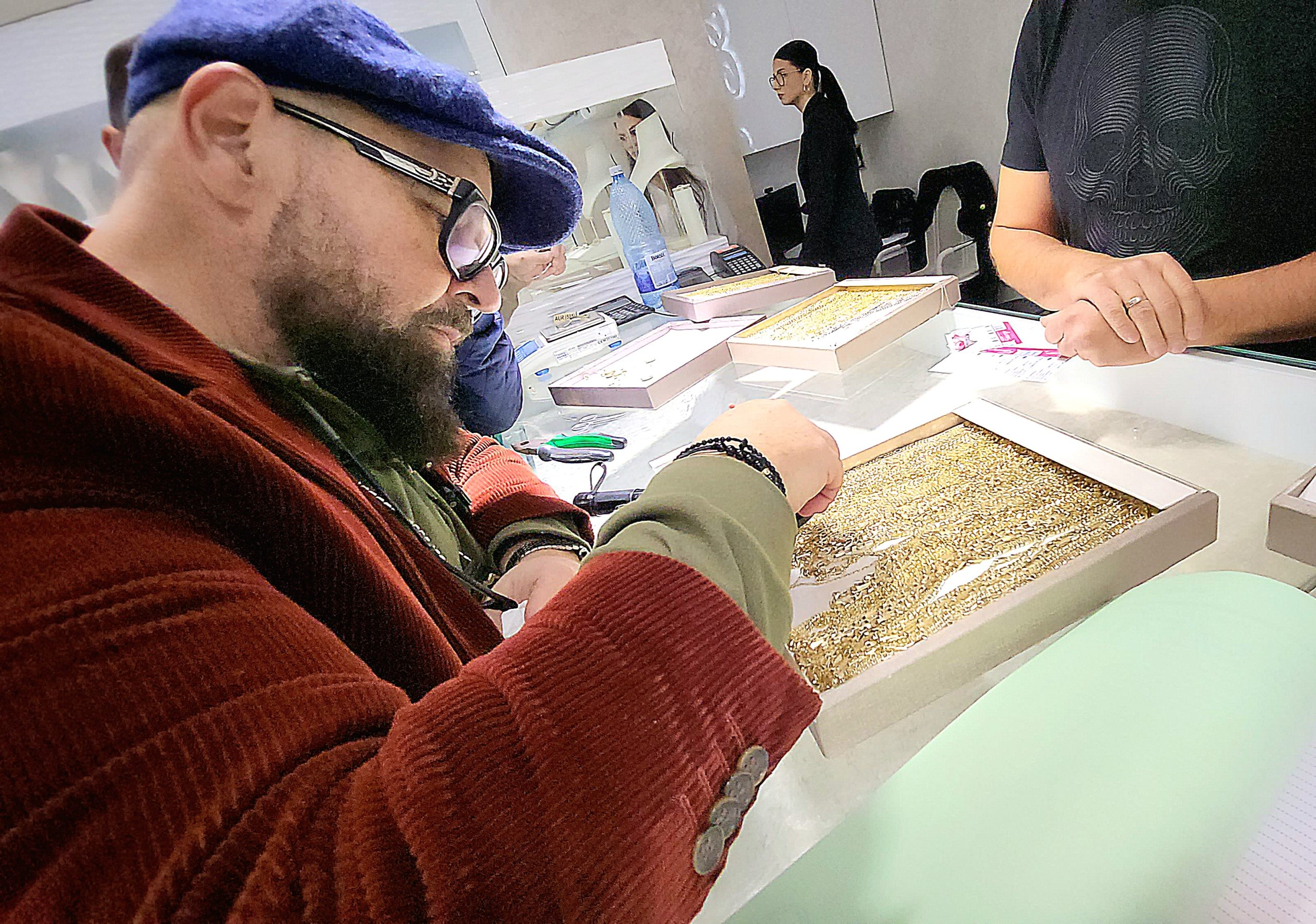 FOTO: Piedone, verifică cu un magnet aurul de la un magazin de lângă Palas Mall