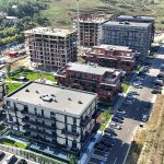 FOTO: Străduța din dreapta va trebui să suporte mii de autoturisme. Vișaniul se confruntă cu o explozie imobiliară însă nimeni nu lărgeste calea de acces