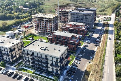 FOTO: Străduța din dreapta va trebui să suporte mii de autoturisme. Vișaniul se confruntă cu o explozie imobiliară însă nimeni nu lărgeste calea de acces