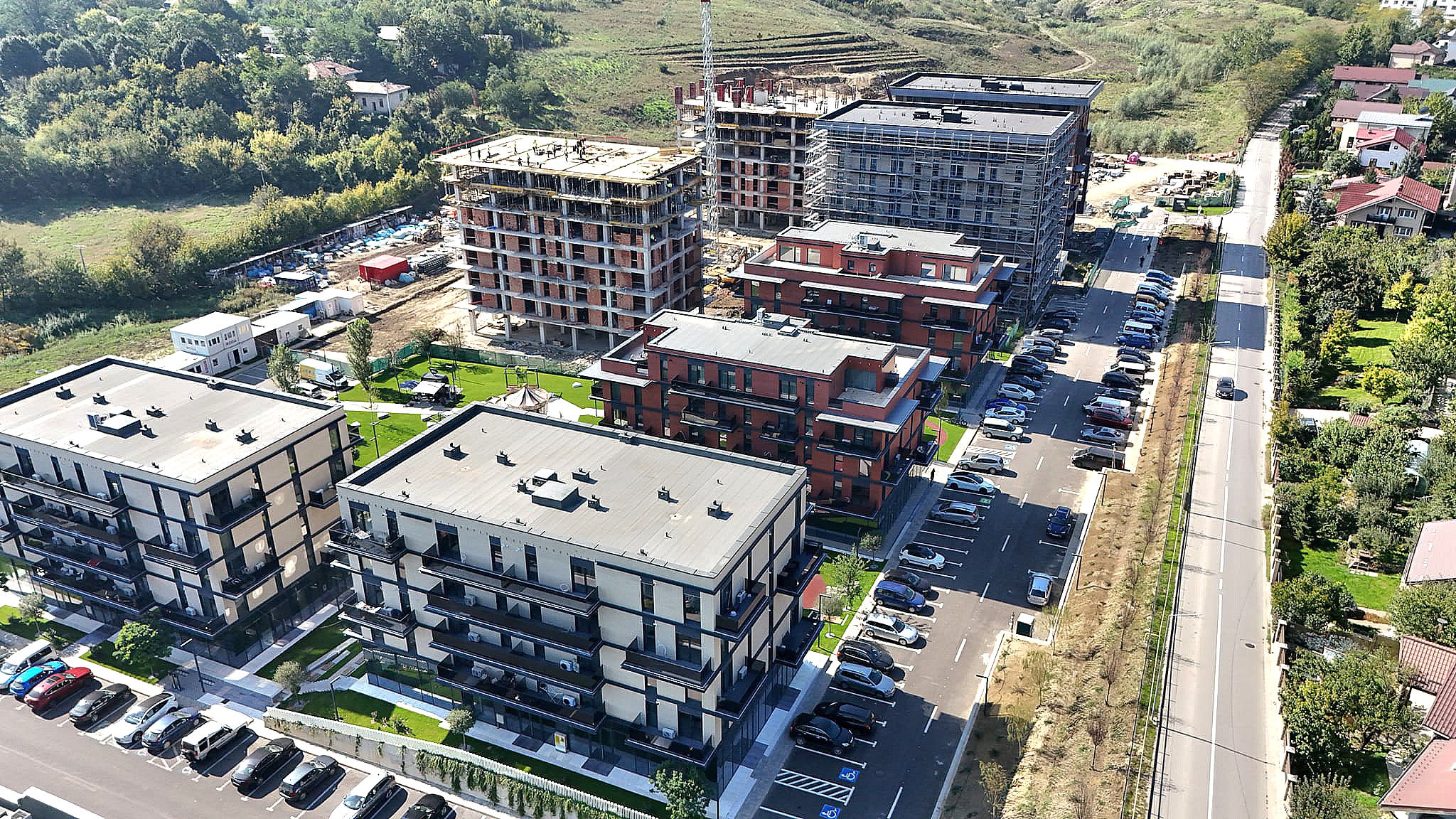 FOTO: Străduța din dreapta va trebui să suporte mii de autoturisme. Vișaniul se confruntă cu o explozie imobiliară însă nimeni nu lărgeste calea de acces