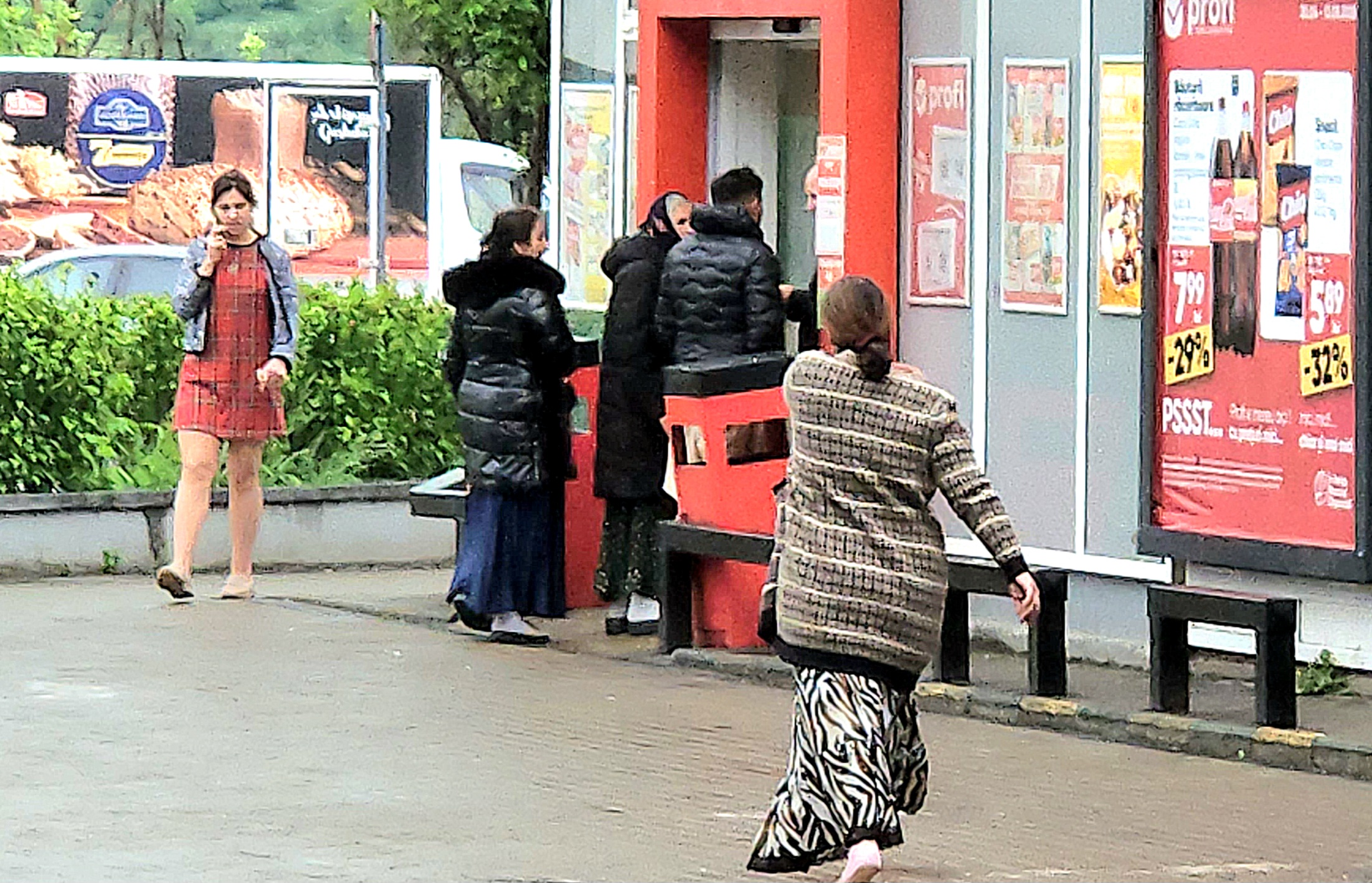 FOTO: Romii sunt percheziționați atât la intrarea în Profi cât și la ieșire