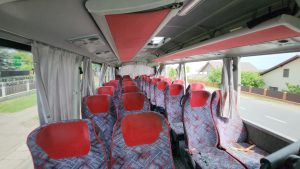 FOTO: Victimele au stat în dreapta iar tânăra de 17 ani s-a ghemuit pe culoar