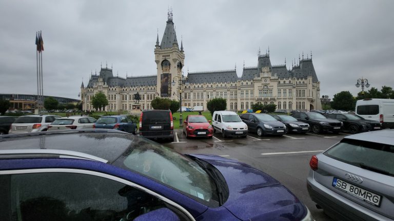 FOTO: Sute de mașini aglomerează parcarea monumentului simbol al orașului Iași