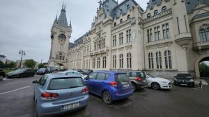 FOTO: Zeci de mașini sunt parcate chiar lângă palat