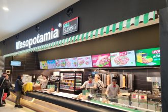 FOTO: La Mesopotamia din Mall Moldova, doi asiatici țin privirea jos