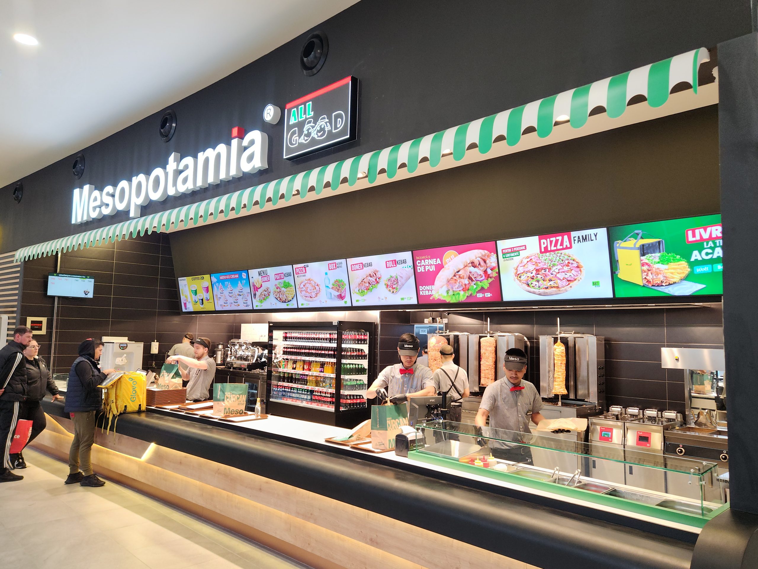 FOTO: La Mesopotamia din Mall Moldova, doi asiatici țin privirea jos