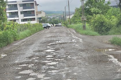FOTO: Strada Grigore T Popa este spartă și prăfuită