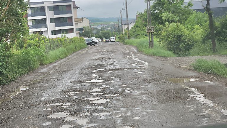 FOTO: Strada Grigore T Popa este spartă și prăfuită