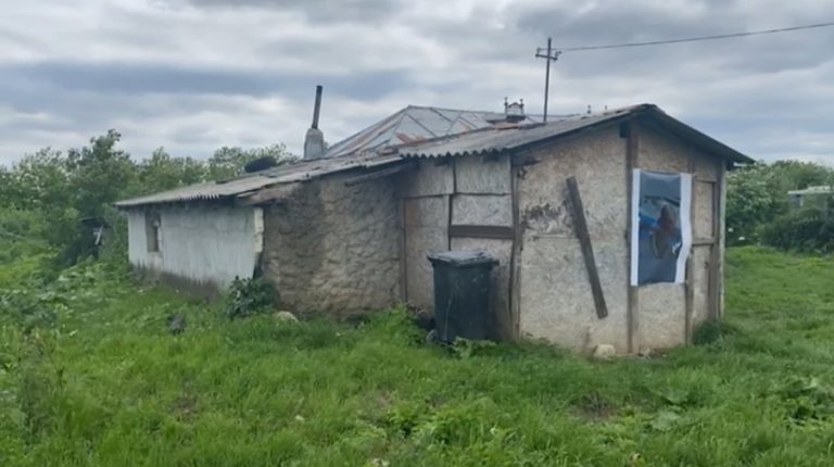 FOTO: În această casa dărăpănată locuiau patru copii și o mamă