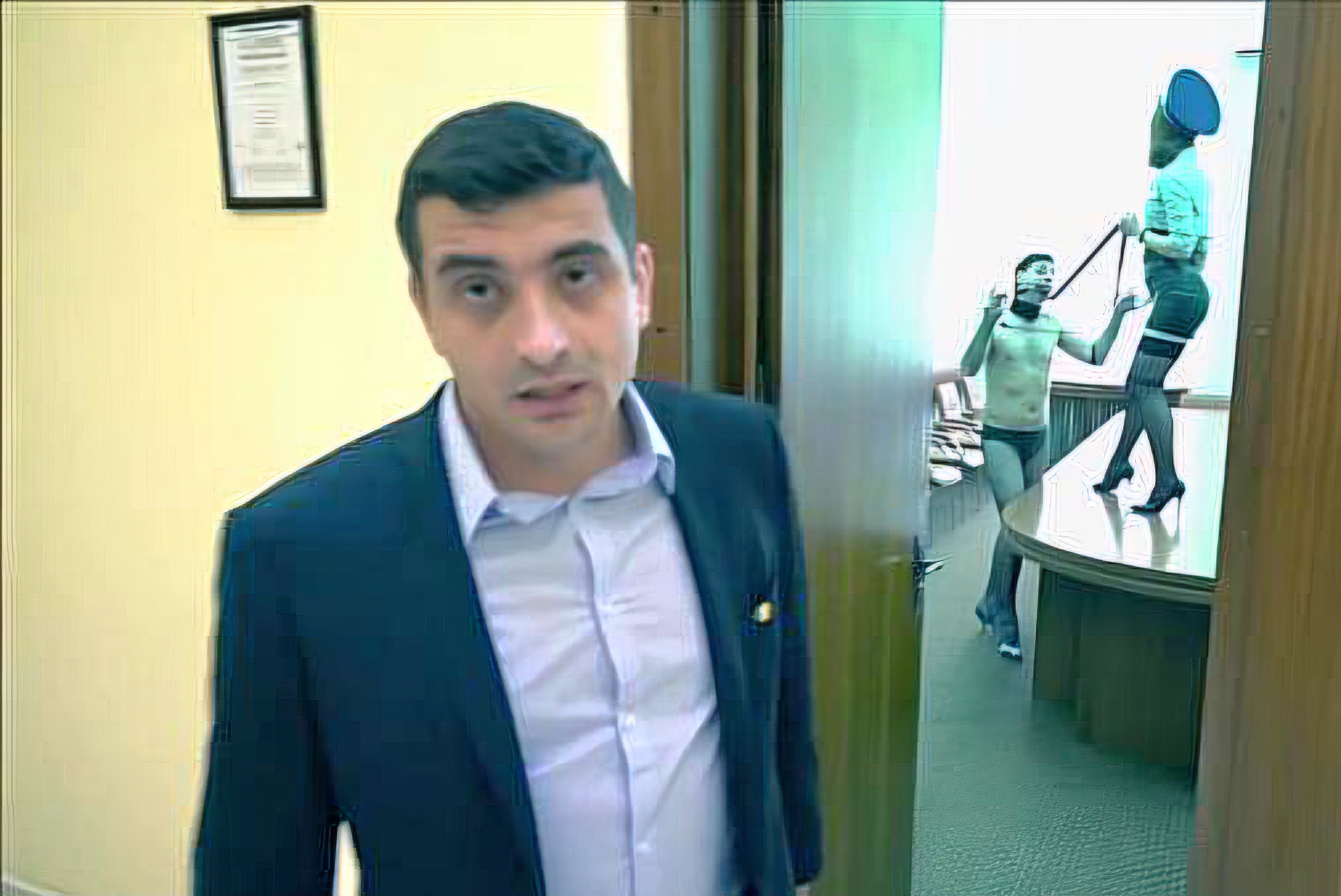 FOTO: Imaginile sadomasochiste filmate de către Simion în Primăria Iași cu acordul tacit al primarului