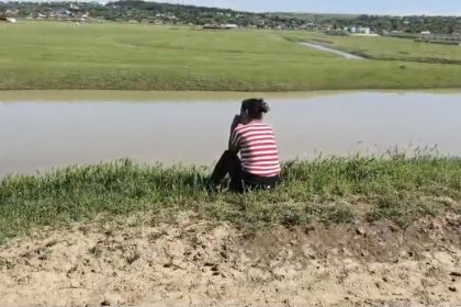 FOTO: Mama așteaptă ca pompierii să îi găsească copilul