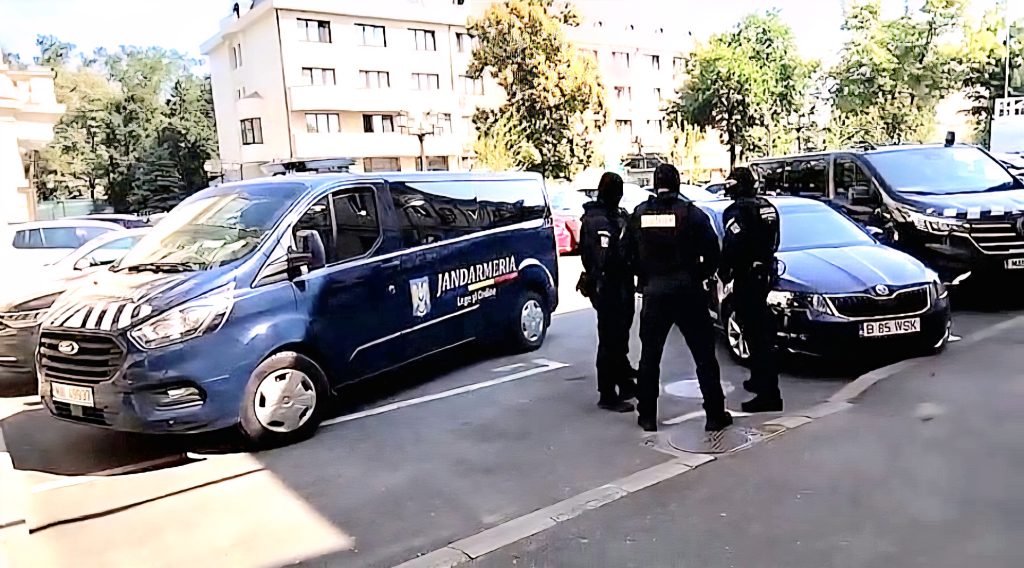 FOTO: La percheziții participă jandarmi și politiști