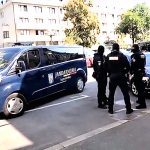 FOTO: La percheziții participă jandarmi și politiști