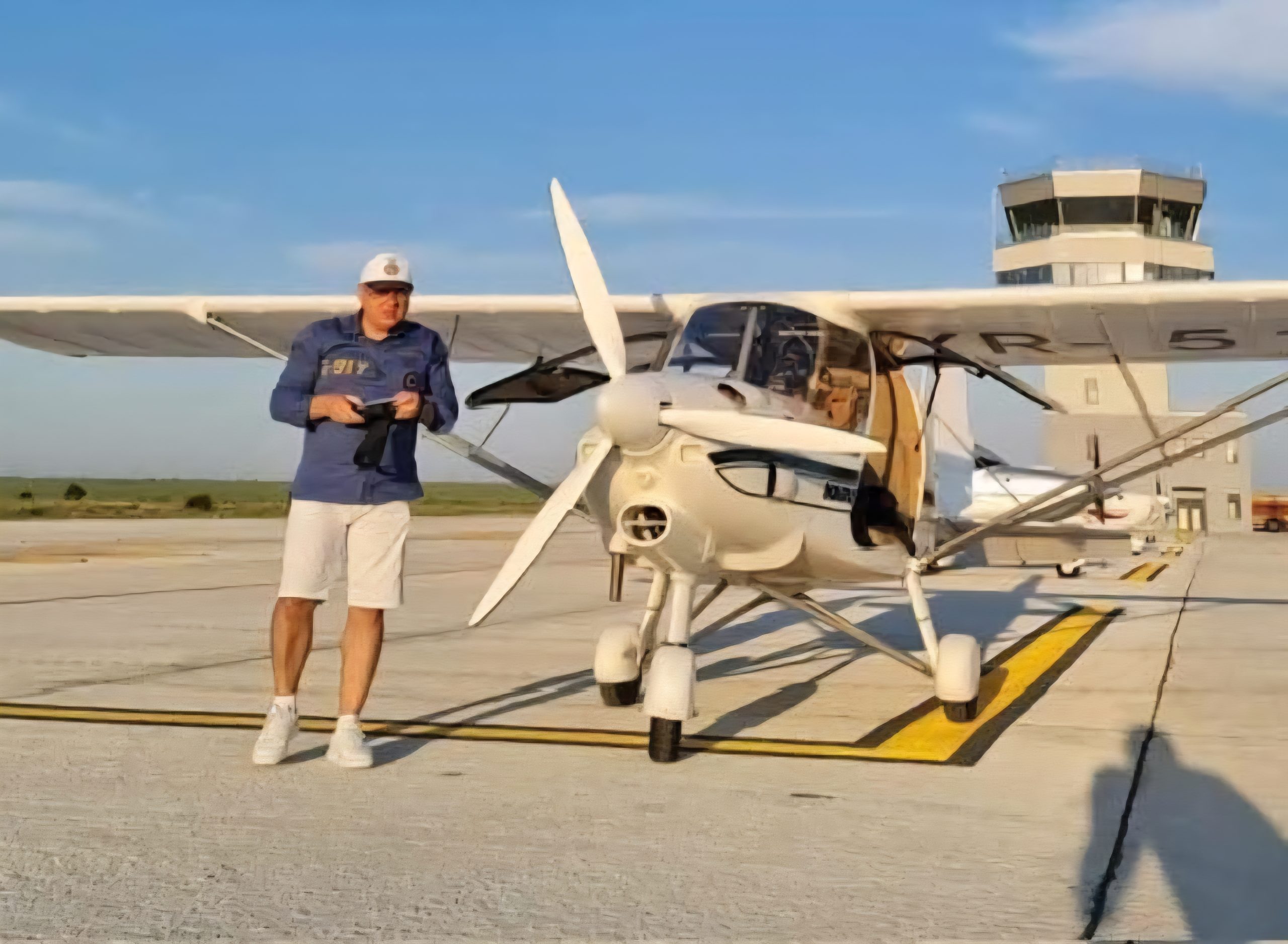FOTO Facebook: Consilierul local AUR, Marian Chirita, are mai multe mașini și un avion