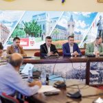 FOTO: La întâlnirea pentru trenul metropolitan, Mihai Chirica și Petru Movilă stau cu ochii în telefoane