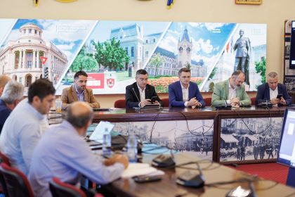 FOTO: La întâlnirea pentru trenul metropolitan, Mihai Chirica și Petru Movilă stau cu ochii în telefoane