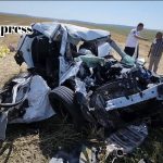 FOTO: În mașina făcută zob sunau continuu telefoanele mobile pierdute printre resturi