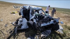 FOTO: În mașina făcută zob sunau continuu telefoanele mobile pierdute printre resturi