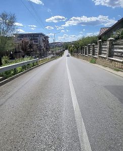 FOTO: Pe această stradă îngustă care nu are nici trotuare, se va construi un mega ansamblu de blocuri