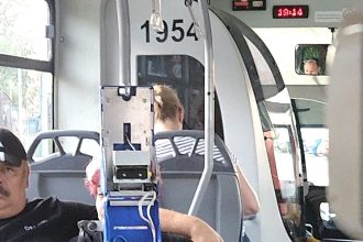 FOTO: Aparatul din autobuz s-a desfăcut fără să fie atins de călători